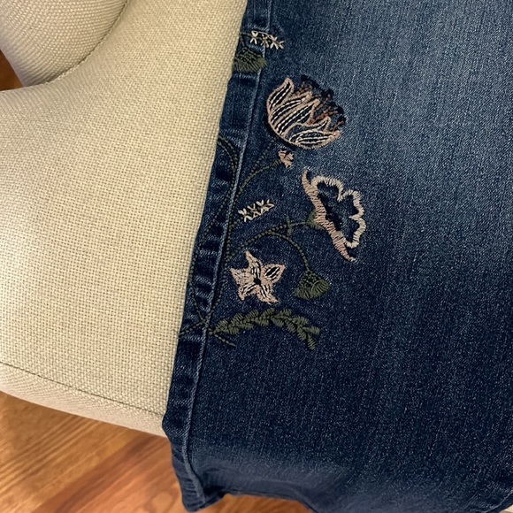 Daisy Fuentes Paulina Best Friend size 6 Women’s embroidered jeans. - Picture 3 of 8